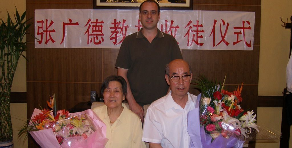 La ceremonia de aceptación del profesor Miguel Martín como estudiante rushidizi directo de la familia del profesor Zhang Guangde.
