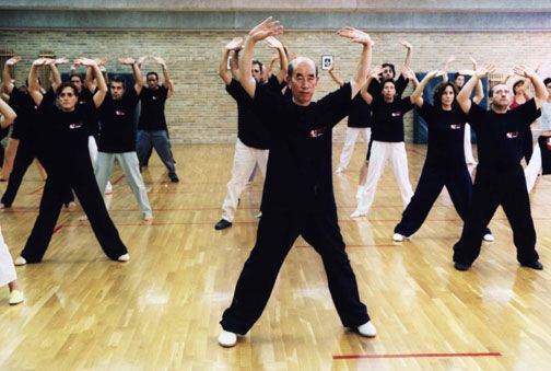 Zhang Guangde enseñando Daoyin Yangsheng Gong en Valencia. Año 2002.