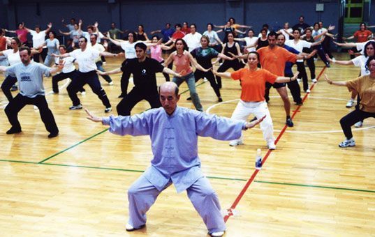 El profesor Zhang Guangde enseñando Daoyin Yangsheng Gong en A Coruña (España). Año 1999.