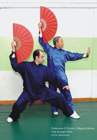 Con Li Deyin practicando Taiji Kungfu Shan (Taiji de abanico) en Pontevedra.