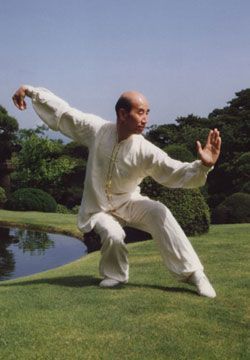 Zhang Guangde practicando Wushu en los años 70.