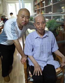 El profesor Zhang Jian posa con su tío en su casa de Beijing. Año 2019.