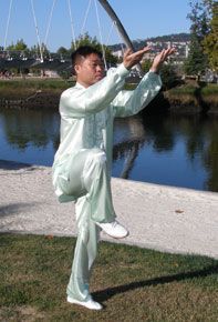 El profesor Zhang Jian practicando Daoyin Yangsheng Gong en Pontevedra.