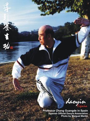 Zhang Guangde (ataviado con su chandall favorito de su escuela en España), practicando Daoyin Yangsheng Gong frente al río Lérez en Pontevedra. Año 2003.
