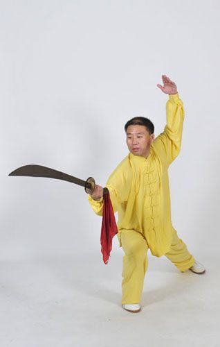 El profesor Zhang Jian, primer sucesor mundial de la familia del profesor Zhang Guangde, practicando Yangsheng Taiji Dao del grupo Yangsheng Taiji con sable.